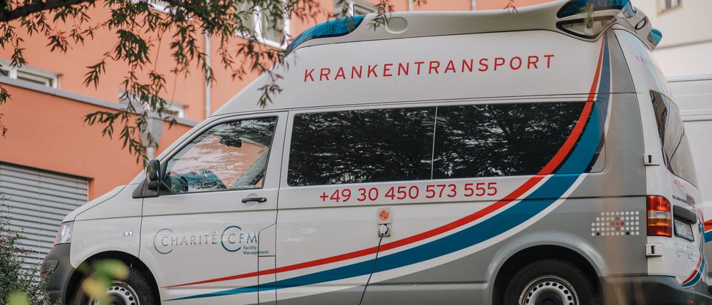 Ein Krankentransporter der Charité-Tochterfirma CFM. Die Kollegen erhalten weniger Lohn als Stammbeschäftigte.
