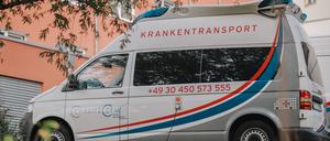 Ein Krankentransporter der Charité-Tochterfirma CFM. Die Kollegen erhalten weniger Lohn als Stammbeschäftigte.