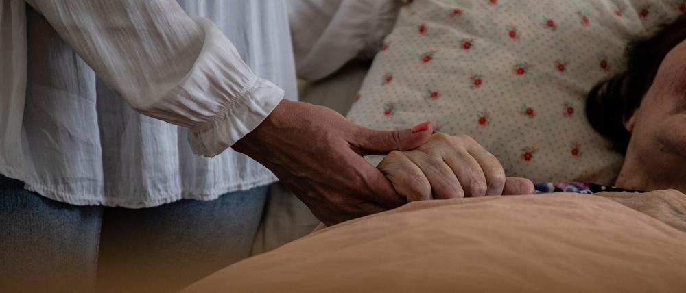 Die Zahl der Ausbildungsverträge in der Pflege ist in Brandenburg zuletzt gestiegen. (Archivbild)