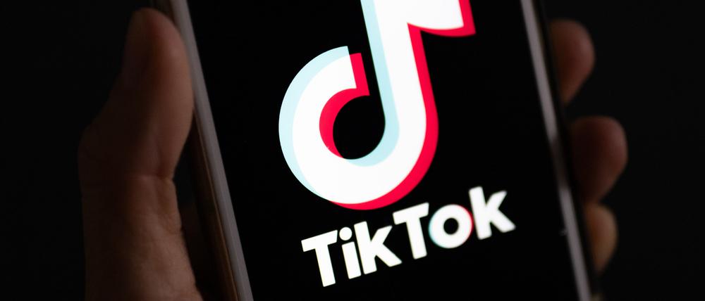 ARCHIV - 22.09.2023, Berlin: Auf einem Smartphone wird das Logo der Plattform Tiktok angezeigt. (zu dpa: «Hessen plant Handyverbot an Schulen») Foto: Monika Skolimowska/dpa +++ dpa-Bildfunk +++