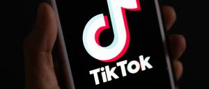 ARCHIV - 22.09.2023, Berlin: Auf einem Smartphone wird das Logo der Plattform Tiktok angezeigt. (zu dpa: «Hessen plant Handyverbot an Schulen») Foto: Monika Skolimowska/dpa +++ dpa-Bildfunk +++