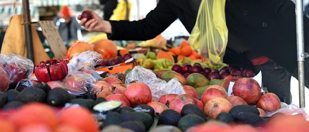 Die gestiegenen Preise für importierte Lebensmittel wie Granatäpfel, Avocados und Mangos stellen viele Verbraucherinnen und Verbraucher vor finanzielle Herausforderungen. 