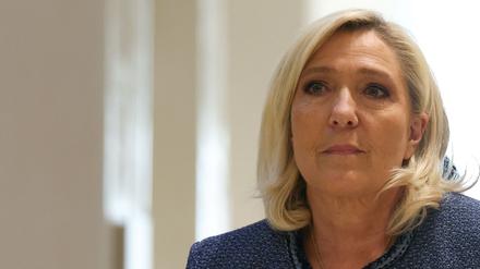 Die EU-Fraktionsvorsitzende der französischen Partei Rassemblement National (RN), Marine Le Pen, trifft am 31. März 2025 in Paris vor dem Pariser Gericht ein, um das Urteil in ihrem Prozess wegen des Verdachts der Veruntreuung öffentlicher europäischer Gelder zu erfahren.