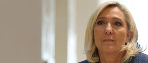 Die EU-Fraktionsvorsitzende der französischen Partei Rassemblement National (RN), Marine Le Pen, trifft am 31. März 2025 in Paris vor dem Pariser Gericht ein, um das Urteil in ihrem Prozess wegen des Verdachts der Veruntreuung öffentlicher europäischer Gelder zu erfahren.