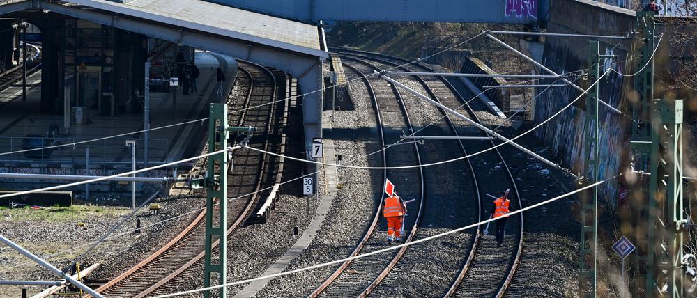 Die Ringbahn unter der beschädigten A100-Brücke bleibt auf unabsehbare Zeit gesperrt. (Archivbild)