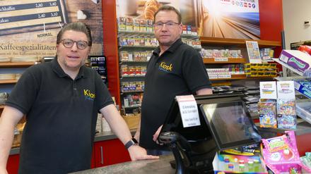 Kevin Brumbach und Mario Scheffel verkaufen am Busbahnhof in Falkensee seit Einführung des Deutschlandtickets deutlich weniger Fahrscheine.