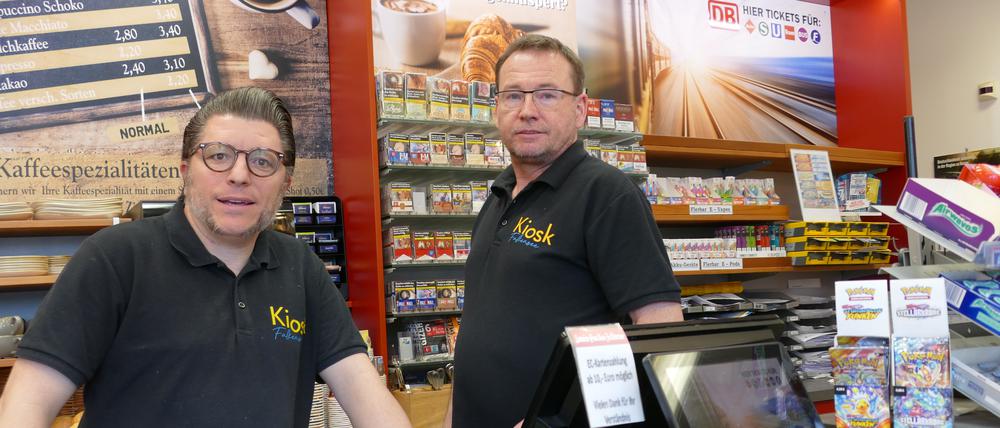 Kevin Brumbach und Mario Scheffel verkaufen am Busbahnhof in Falkensee seit Einführung des Deutschlandtickets deutlich weniger Fahrscheine.