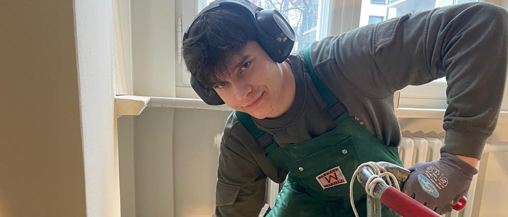 Steven B. (19) ist im dritten Lehrjahr bei Parkett Wiehle in Pankow.
