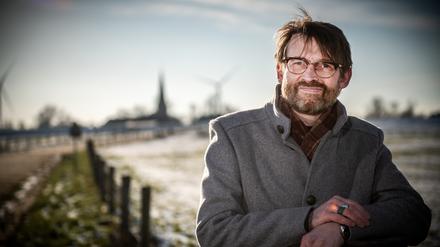 Autor Christoph Peters 2021, in seinem Geburtsort Hönnepel am Niederhein. 