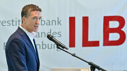 Ulrich Scheppan, Vorstandsvorsitzender der Investitionsbank des Landes Brandenburg (ILB), hält eine Rede.