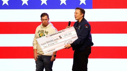 Einen Scheck über eine Million US-Dollar - den überreichte Trump-Berater Elon Musk vor der Wahl eines Richters für den Obersten Gerichtshof von Wisconsin. 