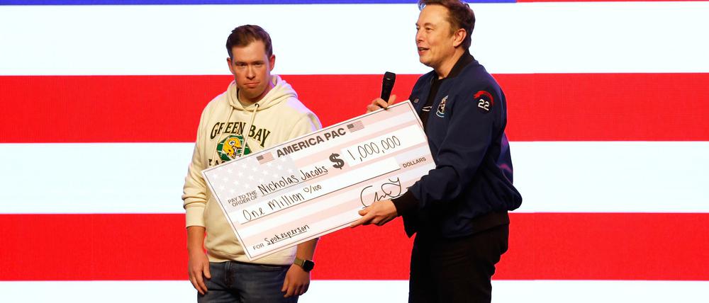 Einen Scheck über eine Million US-Dollar - den überreichte Trump-Berater Elon Musk vor der Wahl eines Richters für den Obersten Gerichtshof von Wisconsin. 