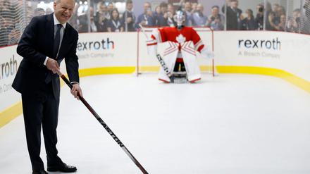 Das Eishockey-Duell zwischen Scholz und dem „Robo Goalie“ endete ohne Treffer.