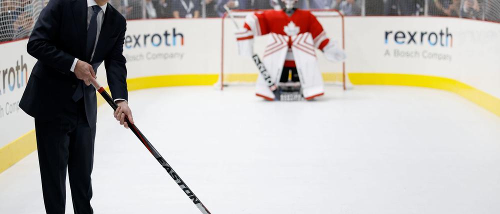 Das Eishockey-Duell zwischen Scholz und dem „Robo Goalie“ endete ohne Treffer.
