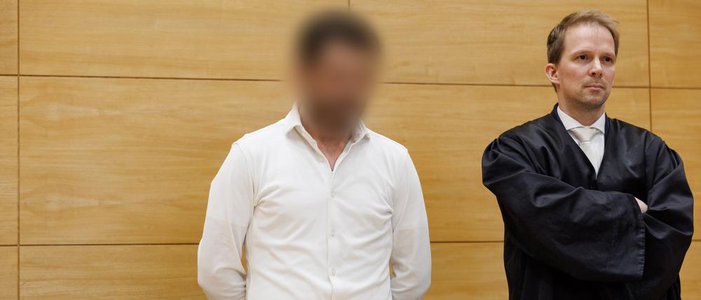 Im Prozess um den gewaltsamen Tod des ehemaligen Profiboxers Besar Nimani vor mehr als einem Jahr in Bielefeld fordert der Staatsanwalt eine lebenslängliche Freiheitsstrafe für den Angeklagten 34-jährigen Deutschen.