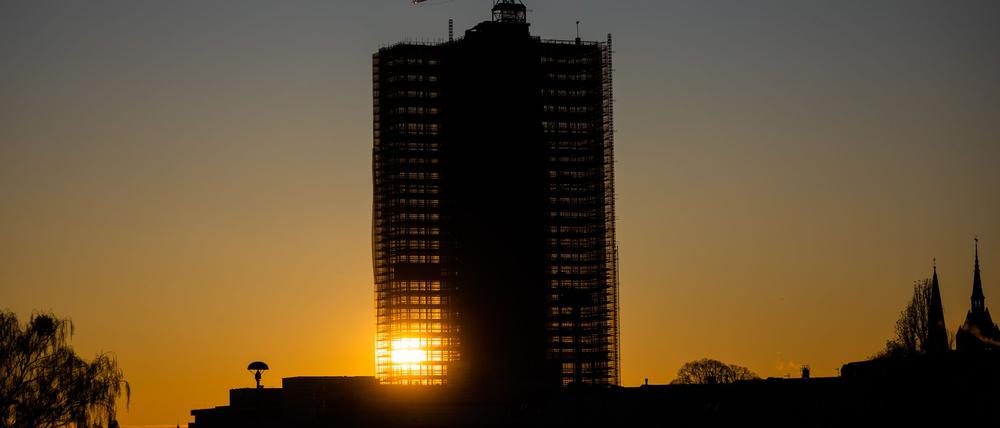 Dass die Sonne durch das Hochhaus scheint, ist kein gutes Zeichen: Seit Jahren steht die Baustelle am Steglitzer Kreisel weitgehend still.
