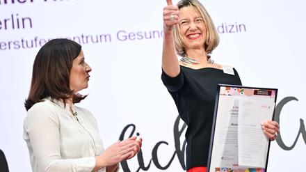 Katharina Günther-Wünsch (CDU, links), Berliner Senatorin für Bildung, Jugend und Familie, steht während der Preisverleihung des Deutschen Lehrkräftepreises neben Nicole Verdenhalven von der Rahel-Hirsch-Schule in Berlin.