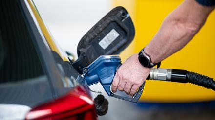ARCHIV - 14.06.2022, Hamburg: ILLUSTRATION  - Ein Mann betankt an einer Tankstelle sein Auto. (zu dpa: «Opec+ dreht den Ölhahn auf») Foto: Daniel Reinhardt/dpa +++ dpa-Bildfunk +++