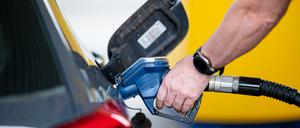 ARCHIV - 14.06.2022, Hamburg: ILLUSTRATION  - Ein Mann betankt an einer Tankstelle sein Auto. (zu dpa: «Opec+ dreht den Ölhahn auf») Foto: Daniel Reinhardt/dpa +++ dpa-Bildfunk +++