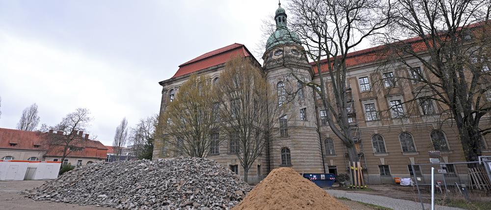 Die Baustelle auf der Rückseite des Stadthauses.