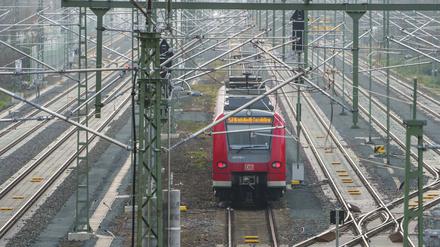 Drei Monate nach dem Start des Bahnverkehrs auf der sanierten Riedbahn zwischen Frankfurt und Mannheim hat die Deutsche Bahn eine verbesserte Pünktlichkeit und weniger Störungen auf der Strecke vermeldet. 