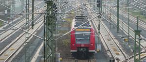 Drei Monate nach dem Start des Bahnverkehrs auf der sanierten Riedbahn zwischen Frankfurt und Mannheim hat die Deutsche Bahn eine verbesserte Pünktlichkeit und weniger Störungen auf der Strecke vermeldet. 