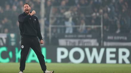 Arminia-Trainer Mitch Kniat geht selbstbewusst ins Spiel gegen Leverkusen.