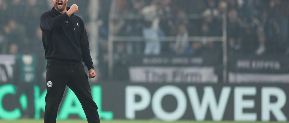 Arminia-Trainer Mitch Kniat geht selbstbewusst ins Spiel gegen Leverkusen.