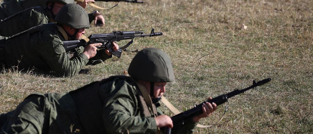 Russische Rekruten auf einem Übungsplatz - in diesem Frühjahr werden so viele Männer einberufen wie seit Jahren nicht. (Archivbild)