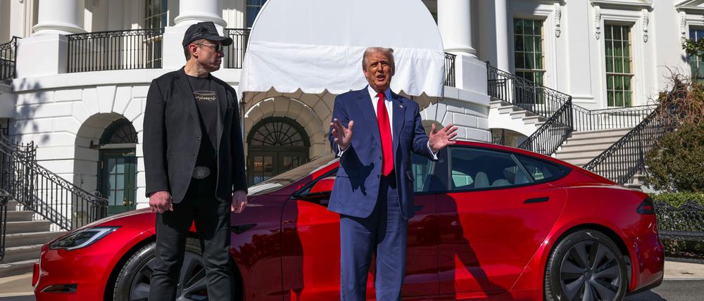 Nach dem Kurssturz bei Tesla springt US-Präsident Donald Trump der Firma seines engen Verbündeten Elon Musk zur Seite und ließ mehrere Teslas vor dem Weißen Haus auffahren. (Archivbild)