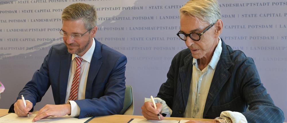 Potsdams Oberbürgermeister Mike Schubert (SPD) und Wolfgang Joop vereinbarten 2023 eine Ausstellung über das Lebenswerk des Modedesigners.
