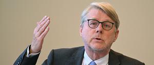 Ohne einen generellen Paradigmenwechsel ist eine nachhaltige Steuerung und Begrenzung aus Sicht von Hans-Eckhard Sommer nicht möglich. Diesen schlage er nicht als Präsident des Bundesamts für Migration und Flüchtlinge (Bamf) vor, sondern als Privatperson, sagt er. (Archivfoto) 