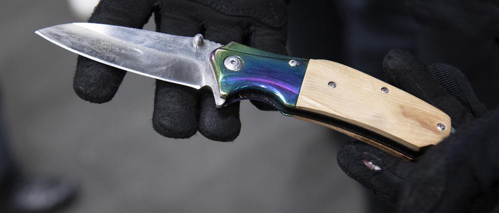 Ein Bundespolizist zeigt ein sichergestelltes Messer am Berliner Bahnhof Ostkreuz. (Symbolbild).