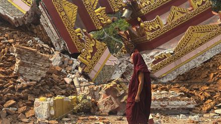 Ein buddhistischer Mönch geht in der Nähe einer eingestürzten Pagode nach einem Erdbeben in Mandalay. 