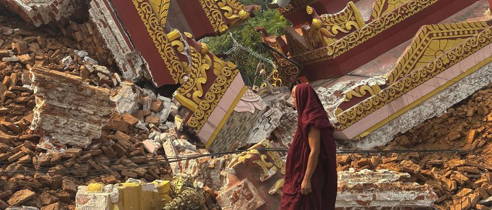 Ein buddhistischer Mönch geht in der Nähe einer eingestürzten Pagode nach einem Erdbeben in Mandalay.