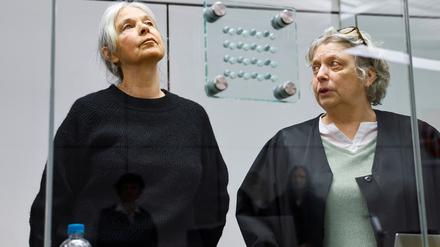 Daniela Klette (links) hat drei Verteidiger, darunter Undine Weyers. Die Anwälte wollen die Einstellung oder zumindest Aussetzung des Prozesses erreichen. (Archivbild)
