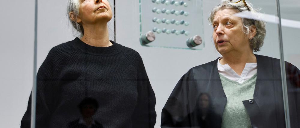 Daniela Klette (links) hat drei Verteidiger, darunter Undine Weyers. Die Anwälte wollen die Einstellung oder zumindest Aussetzung des Prozesses erreichen. (Archivbild)