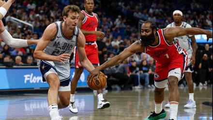Franz Wagner (l.) unterlag mit den Orlando Magic gegen die LA Clippers um James Harden.