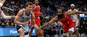 Franz Wagner (l.) unterlag mit den Orlando Magic gegen die LA Clippers um James Harden.