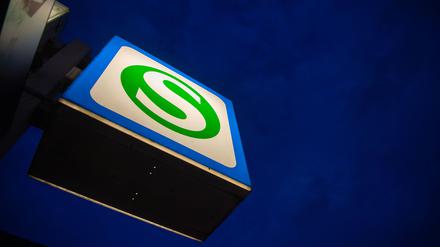 Ein S-Bahn-Schild leuchtet im Dunklen (Symbolbild)