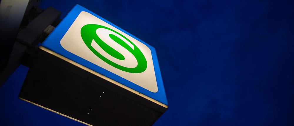 Ein S-Bahn-Schild leuchtet im Dunklen (Symbolbild)