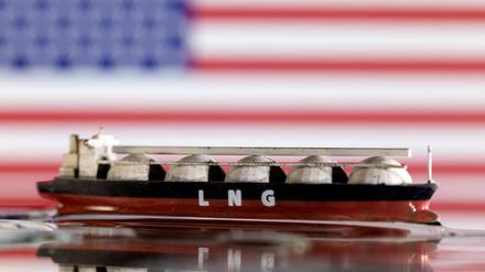 Modell eines LNG-Tankers vor einer USA-Flagge