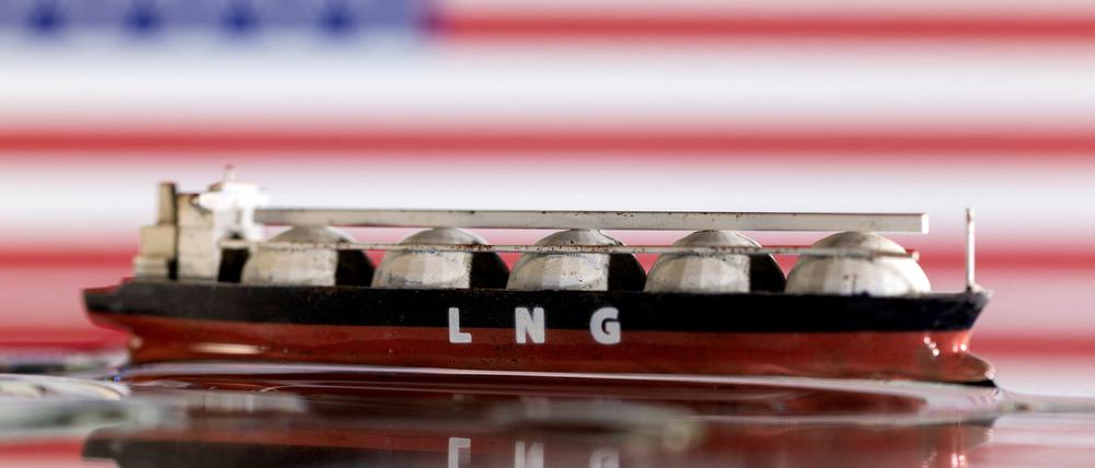 Modell eines LNG-Tankers vor einer USA-Flagge