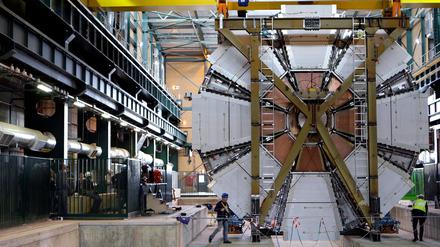 Das letzte Element des Atlas-Experiments wird am CERN bei Genf hinabgelassen.