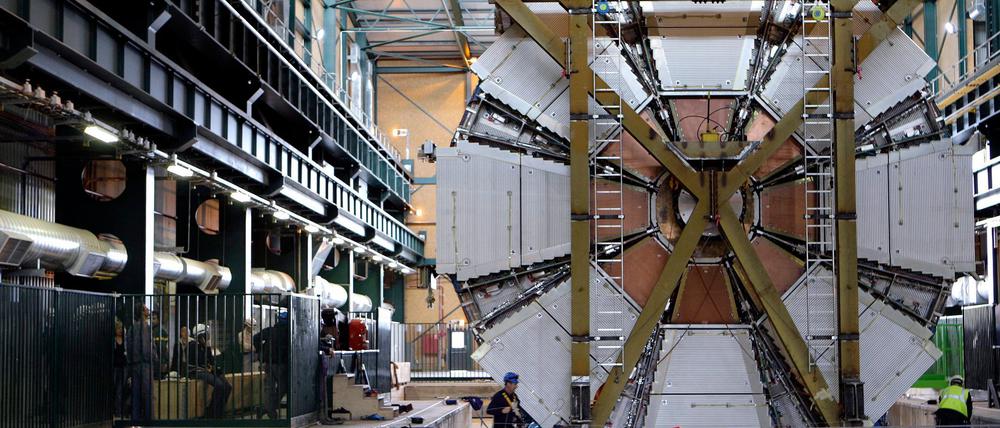 Das letzte Element des Atlas-Experiments wird am CERN bei Genf hinabgelassen.