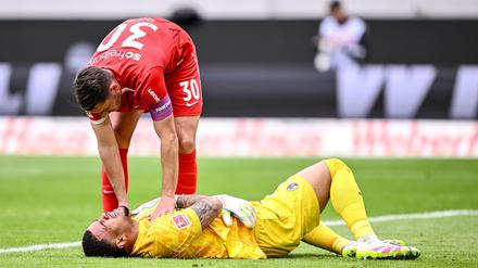 Freiburgs Torwart Noah Atubolu erlitt im Spiel gegen Union Berlin eine Schulterverletzung.