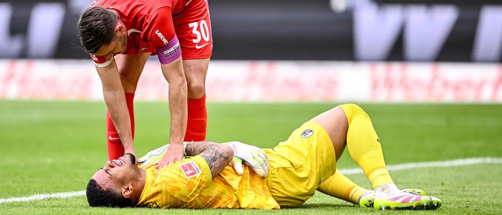 Freiburgs Torwart Noah Atubolu erlitt im Spiel gegen Union Berlin eine Schulterverletzung.