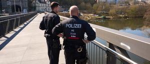 Polizeibeamte bei der Suche nach dem vermissten sechsjährigen Jungen Pawlos.