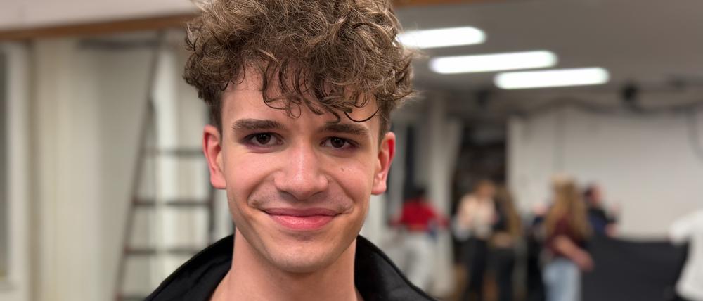 Simon Welzer führte durch das Programm von “footsteps and fingerprints“, dem Jugendfestival der TanzTangente aus Berlin-Steglitz: Er tanzte auch selber mit.