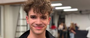 Simon Welzer führte durch das Programm von “footsteps and fingerprints“, dem Jugendfestival der TanzTangente aus Berlin-Steglitz: Er tanzte auch selber mit.